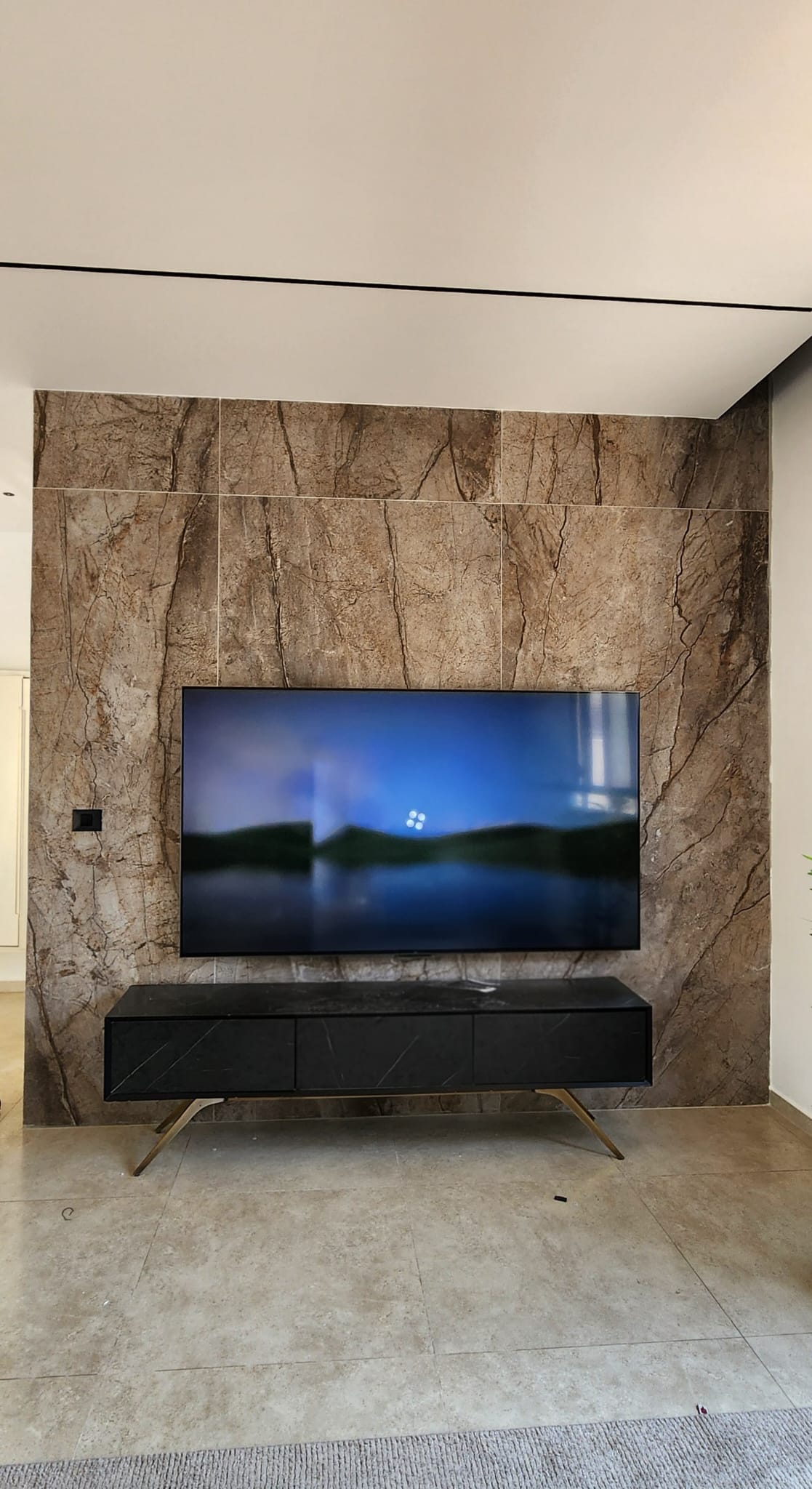 קיבוע לקיר אבן