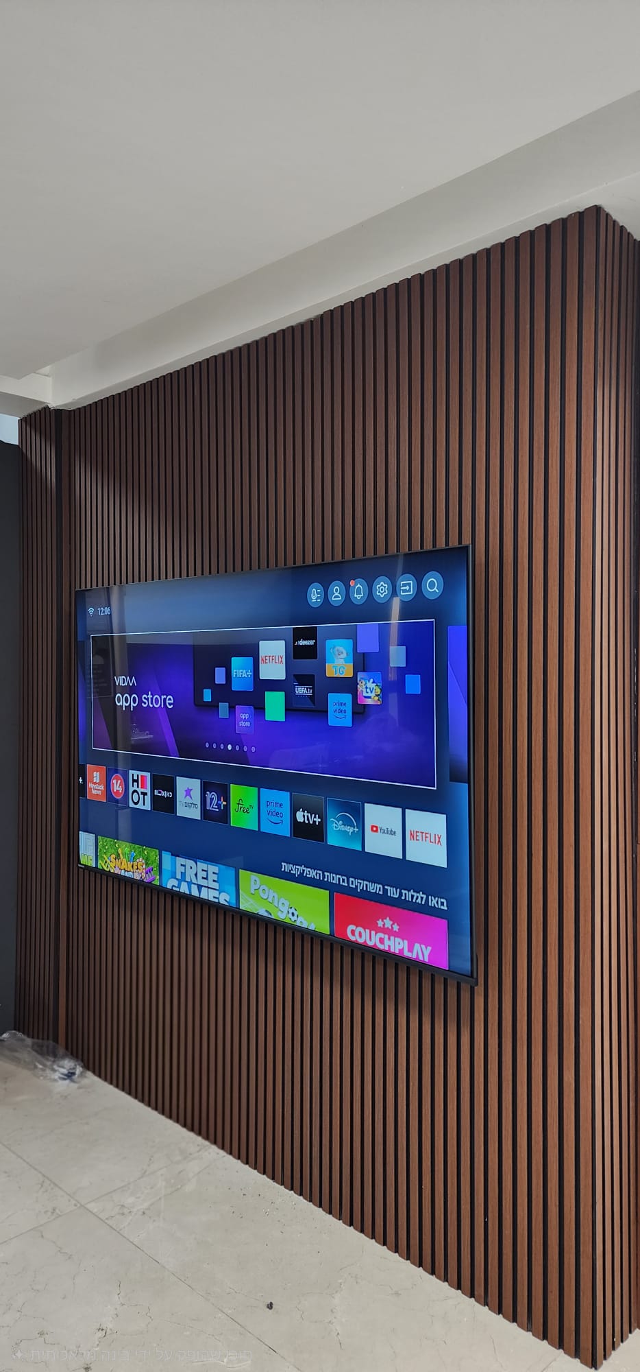 מסך 85 אינץ׳ – קיר ריבועים